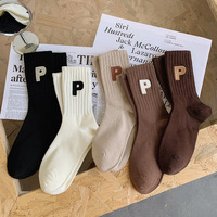 Vente en gros de chaussettes en coton respirantes pour femmes, avec logo personnalisé brodé, douces, absorbant la transpiration, pour un usage quotidien