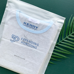 Sacs à fermeture éclair d'emballage en plastique biodégradable mat/givré personnalisé, Sacs de maillot de bain T-shirt Sacs de vêtements à fermeture éclair avec logo - Product Image 2
