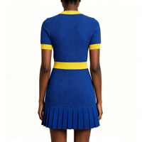 Robe pull universitaire grande taille, col en V, manches courtes, jacquard chevron, broderie chenille, bordure contrastante, robe mini plissée en tricot