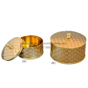 Personalizado tallado a mano de latón dorado católico PYX función de trabajo de estera única modelo hecho a mano PY 1004-B - Product Image 2