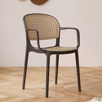 Fauteuil à accoudoirs empilable en plastique PP style nordique, respirant, en rotin tressé, pour restaurant, café, jardin, terrasse - Vente en gros