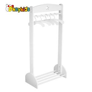 Vente en gros de cintres en bois pour enfants avec étagère de rangement W09B100 pour le rangement des vêtements - Product Image 1