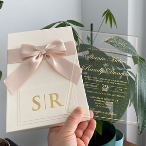 Élégante invitation de mariage en acrylique transparent avec feuille d'or, boîte et nœud en ruban de soie <span class=keywords><strong>bordeaux</strong></span> - Product Image 1