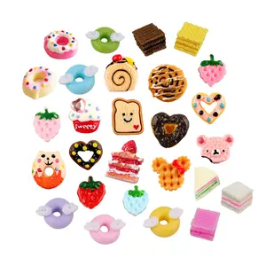 Belle fraise coeur ours biscuits beignet gâteau conception dos plat résine cabochon simulation nourriture