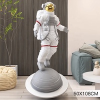 Statue d'astronaute personnalisée suspendue dans le ciel grande statue d'astronaute en résine sculpture d'astronaute marchant pour la décoration murale de la maison