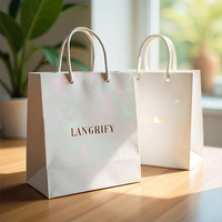 Tas hadiah kertas kustom elegan untuk butik pernikahan toko ritel digunakan dengan Logo dan pegangan pilihan