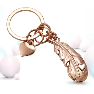 Großhandel Kreatives Herz für Paar Schlüsselanhänger Metall 3D Federn-Schlüsselanhänger