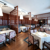 Chaises artistiques de style rétro avec des cadres en bois massif distinctifs, tables et chaises pour restaurants japonais