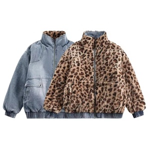 <span class=keywords><strong>Veste</strong></span> d'hiver <span class=keywords><strong>en</strong></span> fourrure à col montant imprimé léopard avec logo entièrement personnalisée <span class=keywords><strong>Veste</strong></span> réversible double face <span class=keywords><strong>en</strong></span> denim OEM ODM - Product Image 1