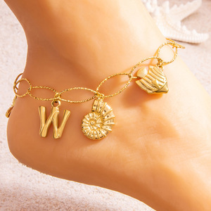 สร้อยข้อเท้าสแตนเลสสตีล 18K สีทอง พร้อมจี้ตัวอักษร ประดับเท้าสำหรับใส่ไปชายหาด - Product Image 4