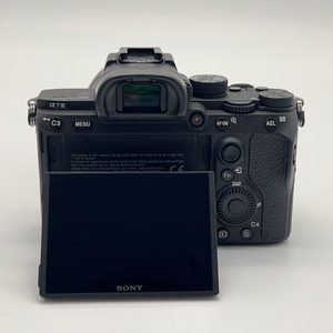 กล้อง <span class=keywords><strong>Sony</strong></span> <span class=keywords><strong>Alpha</strong></span> <span class=keywords><strong>7</strong></span> <span class=keywords><strong>III</strong></span> A7M3 ฟูลเฟรม พร้อมเลนส์ 28-70 มม. OSS ความละเอียด 24.2MP 4K HDR 693 AF ช่องใส่การ์ดคู่ ขายส่งจำนวนมาก - Product Image 4