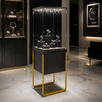 Vitrine en verre sur pied avec cadre en métal jaune, table en acier, plateau blanc, présentoir pour bijoux et montres, stand de vente au détail, showroom personnalisé