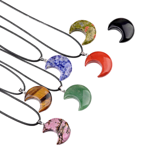 Collar de Joyería con Colgantes de Piedras Curativas de Moda, Tallados en Cristal, Cuarzo Rosa, Amatista de Ensueño y Luna - Product Image 1