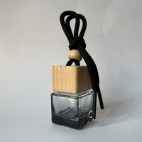 Bouteille de diffuseur de voiture de parfum en verre carré de 8ml avec bouchon en bois noir Bouteille de rafraîchissement de voiture pour huile essentielle