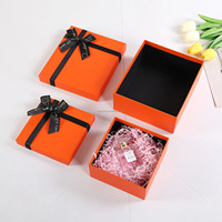 Ruban cadeau personnalisé de luxe en papier recyclé avec poignée, logo en relief, impression, revêtement UV, dorure à chaud et pelliculage mat sur mesure
