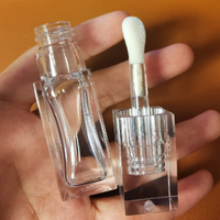Contenant carré unique en PETG transparent de 8 ml et 10 ml pour brillant à lèvres avec applicateur et bouchon à vis, personnalisable par sérigraphie