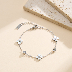 MILO MLSTZSB06 สร้อยข้อมือแฟชั่นผู้หญิงประดับด้วยดอกไม้และเพชรคิวบิกเซอร์โคเนีย ตัวเรือนสแตนเลสสตีลชุบทอง ทำด้วยมือ - Product Image 4