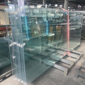 Verre trempé transparent de qualité supérieure, résistant à la pression, largement utilisé dans les vitrines et les cloisons. - Product Image 1