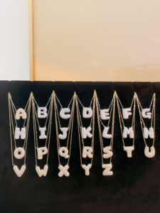 เครื่องประดับมินิมอลสุดฮอตจากซินฟลาย ทอง 18K เพชรแท้ ขายส่ง จี้ตัวอักษรแบบกำหนดเอง สร้อยคอทองคำแท้สำหรับผู้หญิง - Product Image 1