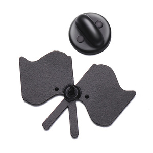 Spilla con bandiera da corsa in bianco e nero con spilla in smalto a scacchiera personalizzata divertente in metallo - Product Image 5