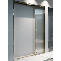 Porte coulissante simple en verre trempé sur mesure pour salle de bain, avec cadre doré, en verre cannelé contemporain, servant également de séparateur de pièce