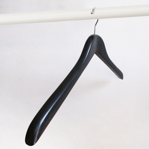 Ganchos cromados con acabado negro cóncavo de 20 mm de grosor, extragrandes, para disfraces teatrales, fabricante de perchas de madera negra - Product Image 3