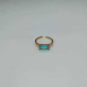 Anillo de Moda de Acero Inoxidable 316L con Baño de Oro PVD, Piedra Azul Rectangular, Banda Ajustable, Joyería Sostenible - Product Image 1
