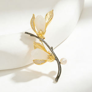 Broche Magnolia en Cuivre Plaqué Or Véritable de Haute Qualité avec Perle d'Eau Douce, Vente en Gros, Commande en Gros Disponible - Product Image 5