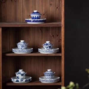 Juego de Té de Cinco Piezas de Cerámica con Tazón, Taza, Tapa, Portavasos, Diseño de Ramas Entrelazadas y Loto, Color Azul y Floral, Acabado Subesmaltado - Product Image 4