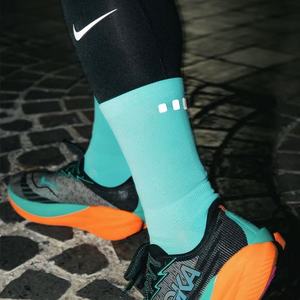 Chaussettes de course personnalisées avec logo réfléchissant, chaussettes de sport de performance pour le cyclisme, chaussettes de compression pour la course sur sentier et le basketball, vente en gros à prix abordable - Product Image 5
