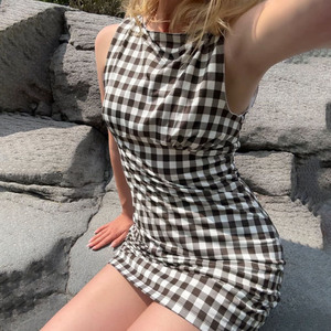 เดรสยาวปานกลางลายสก็อตแบบไม่มีแขน คาดเข็มขัดที่เอวเพื่อให้ดูเพรียวบางและมีสไตล์เหมาะกับชุดทำงาน - Product Image 6