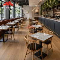 Ensemble de mobilier de restaurant haut de gamme pour chaîne de restaurants de style steakhouse occidental, avec assise robuste en HPL moderne et bordure en bois massif, et base en plaque de fer.