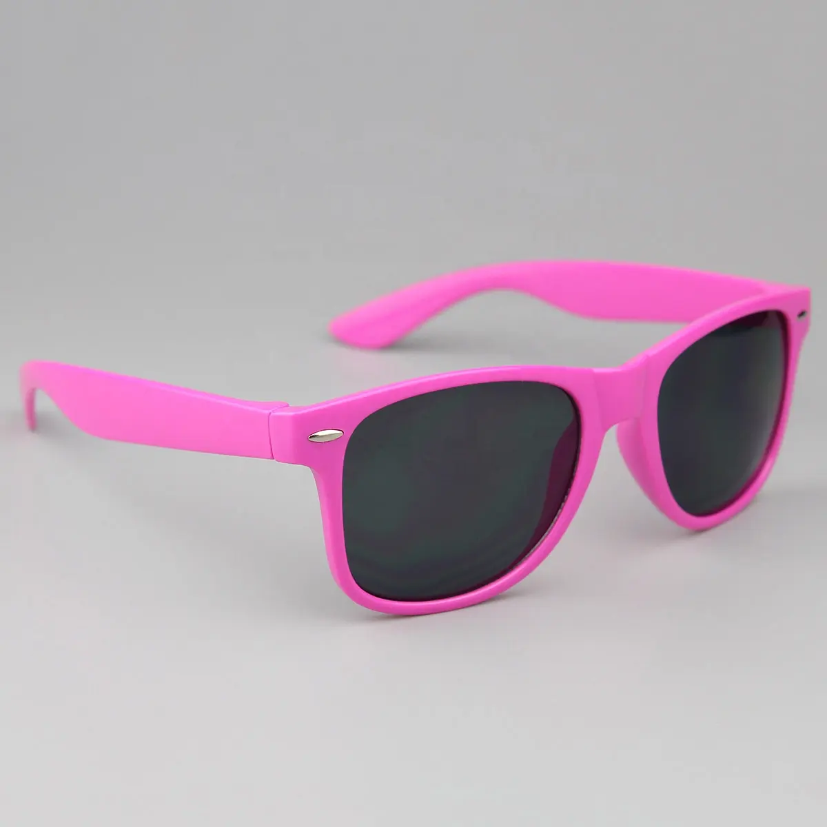 Óculos de sol UV400 de luxo com logotipo personalizado, óculos de sol promocionais de marca famosa de plástico de marca de grife barato vermelho rosa para homens