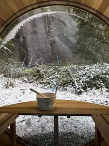 Sauna de Barril Personalizable de Madera Maciza de Abeto Termotratado para 4 Personas con Porche - Product Image 6