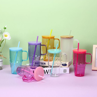 Produits en gros : Gobelet en verre personnalisé 600 ml avec paroi épaissie, design classique, poignée, couvercle et paille pour les voyages en voiture