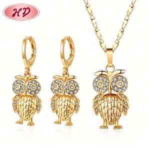 Conjunto de joyería vintage con diseño de búho, collar con colgante con incrustaciones de cristal dorado, pendientes colgantes, adornos elegantes a juego con temática animal - Product Image 2