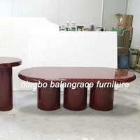Table basse ovale en bois massif de couleur rouge vin au design unique pour salon, mariage, fête, location, événement