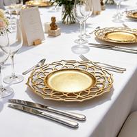 Assiette de service de luxe artistique contemporaine dorée ajourée à motif toile, durable pour la restauration fine moderne et les mariages