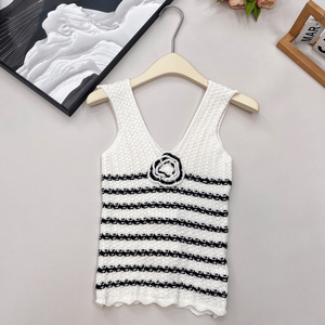 Débardeur en tricot rayé blanc et noir pour femme avec fleur de camélia, col en V, sans manches, décontracté - Product Image 1
