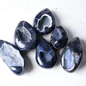 ไข่อาเกตดรูซี่สีดำธรรมชาติคุณภาพสูงขายส่ง หินขัดเงาเพื่อการบำบัด เหมาะสำหรับตกแต่งบ้านอย่างมีเอกลักษณ์และเป็นของขวัญในวันหยุด - Product Image 4