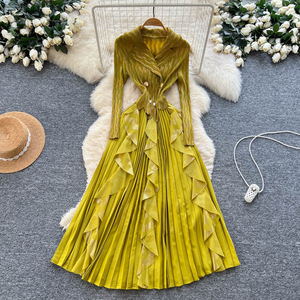 <span class=keywords><strong>Abito</strong></span> <span class=keywords><strong>lungo</strong></span> di fascia alta ed elegante, a maniche lunghe, doppiopetto, stretto in vita, arricciato e plissettato - Product Image 1