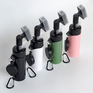 Nettoyeur de clubs de golf avec bouteille pulvérisatrice d'eau, brosse <span class=keywords><strong>à</strong></span> <span class=keywords><strong>pompe</strong></span> 2-en-1, <span class=keywords><strong>mousqueton</strong></span> rétractable, outil de nettoyage <span class=keywords><strong>à</strong></span> poils en nylon - Product Image 2