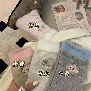 Chaussettes mi-mollet pour femmes avec bordure en fourrure, motif de chiot mignon, chaudes et tendance pour l'hiver, style unique - Product Image 3