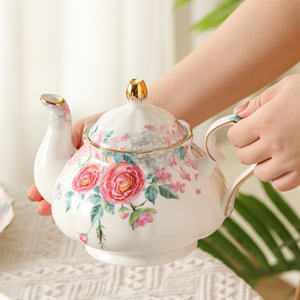 <span class=keywords><strong>Set</strong></span> da tè completo <span class=keywords><strong>Vintage</strong></span> con stampa di Rose decalcomania fiorita porcellana ceramica oro bordo tazza da tè con piattino - Product Image 5