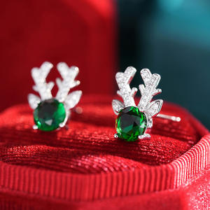 Orecchini a perno E3282 in oro bianco a forma di renna con cristalli verdi e strass incastonati a griffe, per l'uso quotidiano da donna - Product Image 5
