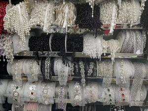 Perline floreali 3D e finiture in pizzo con paillettes, finiture in pizzo con cordino e perline, rifiniture in pizzo da sposa - Product Image 3