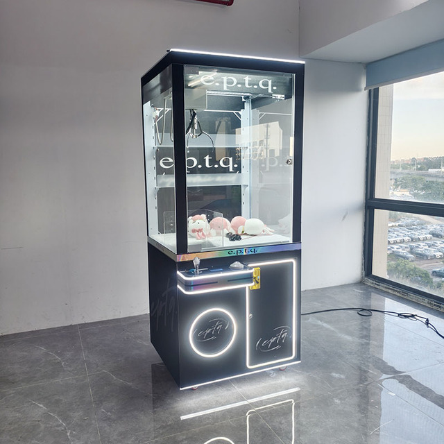 Classic Coin-Operated Doll Grabbing Claw Crane Machine with Transparent Cabinet and Card Payment for Game Centers & Arcade Use