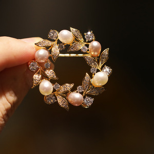 เข็มกลัดมุกน้ำจืดหรูหราสง่างามทำจากโลหะผสมเกรดสูงประดับเข็มกลัดมงกุฎดอกไม้แฟชั่น - Product Image 1