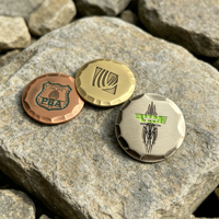 Marqueur de balle de golf en métal personnalisé en gros, fait main avec gravure sur mesure, cadeau promotionnel durable pour tournoi de golf, vente en gros