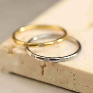 Anillo Delgado de Acero de 1.5mm con Seis Circonitas Cúbicas en Canal, Joyería de Compromiso para Mujer - Product Image 1